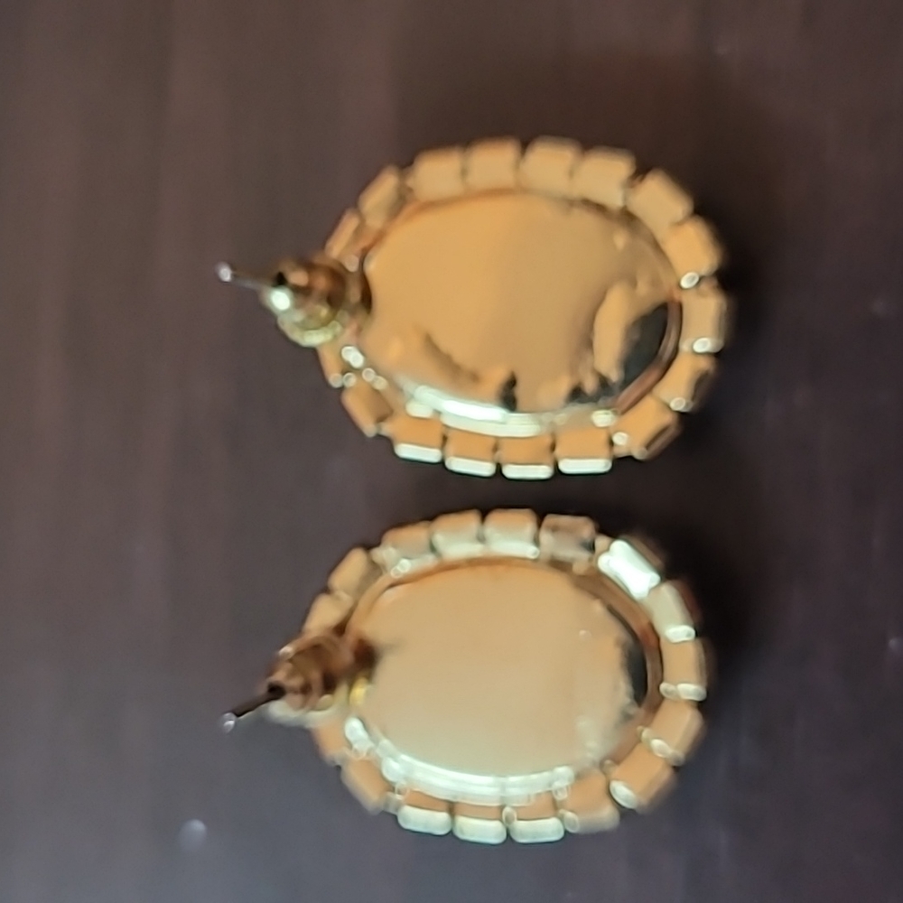 Statement stud earrings - Picture 2 of 2